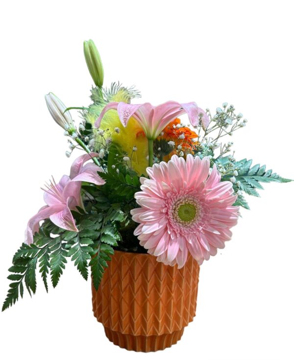 composizione fiorita in vaso arancione
